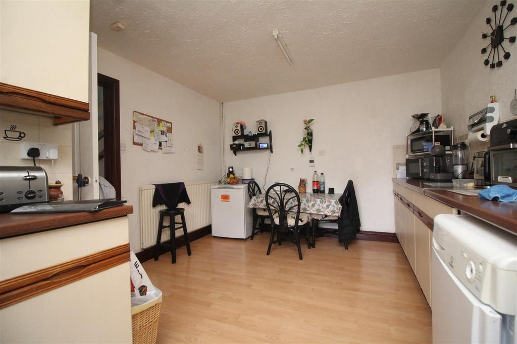 Kitchen 2.JPG