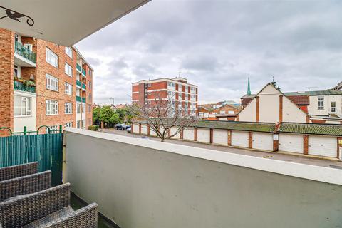 2 bedroom flat for sale, London Road, Westcliff-On-Sea SS0