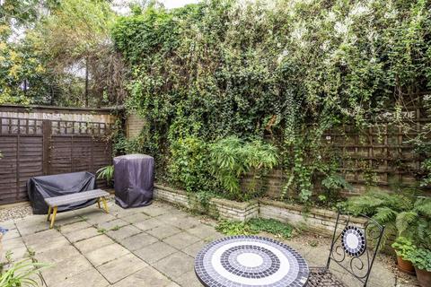 2 bedroom end of terrace house to rent, Searles Road, Elephant and Castle, London, SE1