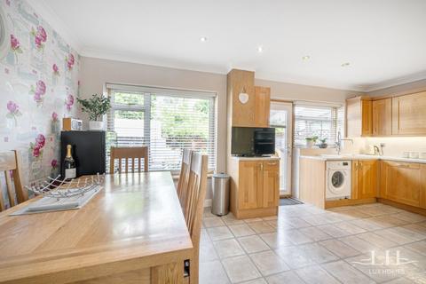 8 Oakdene Close, Hornchurch, RM11 1HD