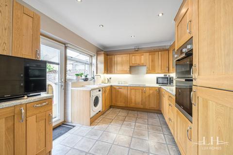 8 Oakdene Close, Hornchurch, RM11 1HD