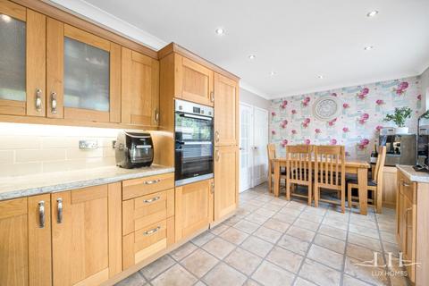 8 Oakdene Close, Hornchurch, RM11 1HD