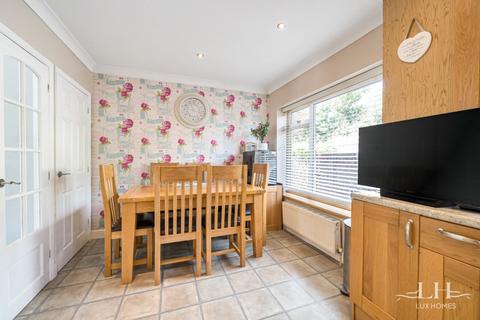 8 Oakdene Close, Hornchurch, RM11 1HD