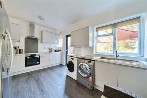 34 Mayeswood Road, London, SE12 9RP