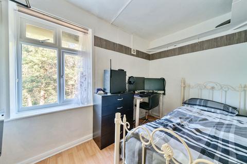 34 Mayeswood Road, London, SE12 9RP