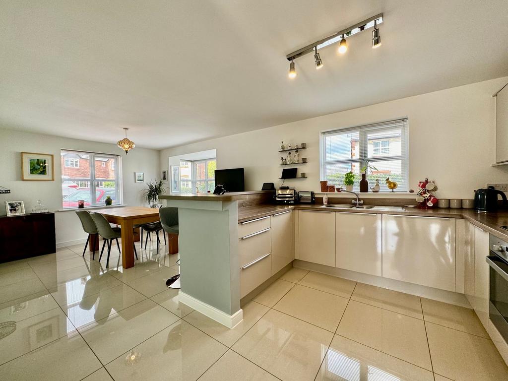 Breakfast kitchen &amp; dining room