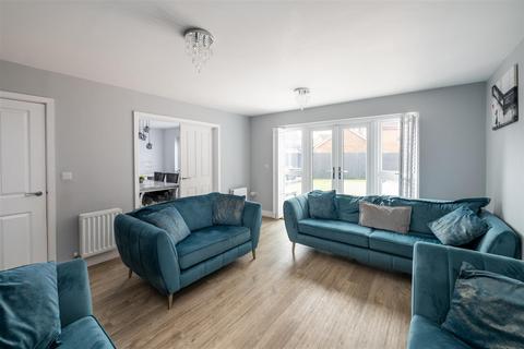 13 Blunden Way, Horley, RH6 8GJ