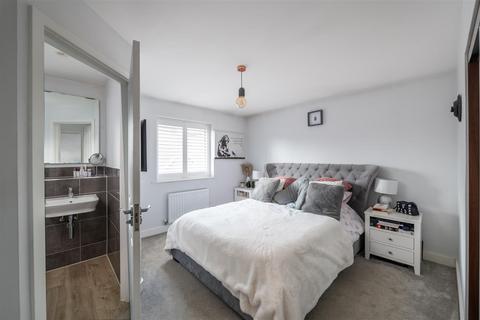 13 Blunden Way, Horley, RH6 8GJ