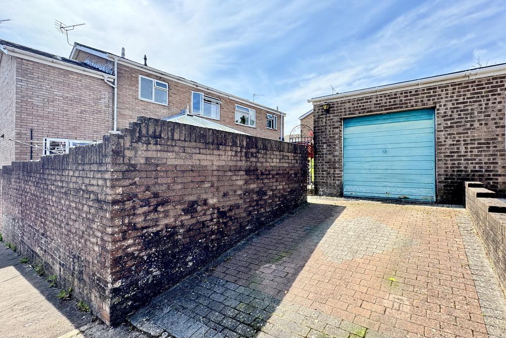 Garage/Driveway