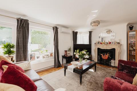 18 Heymede, Leatherhead, KT22 8PG