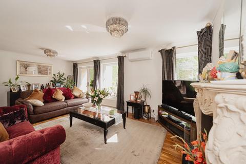 18 Heymede, Leatherhead, KT22 8PG