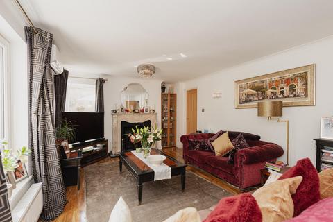 18 Heymede, Leatherhead, KT22 8PG