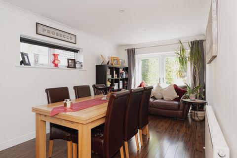 18 Heymede, Leatherhead, KT22 8PG