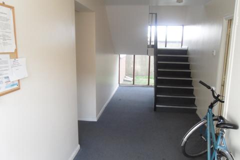 1 bedroom ground floor flat to rent, King Henry Court, Luton, Bedfordshire