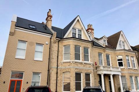 3 bedroom apartment to rent, Sackville Gardens, Hove