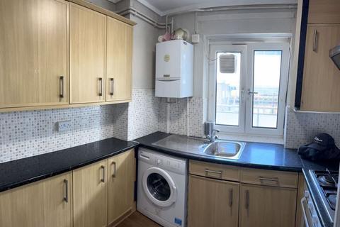 3 bedroom flat to rent, 3 Double Bed flat in Clem Attlee Court