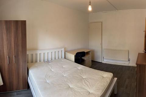 3 bedroom flat to rent, 3 Double Bed flat in Clem Attlee Court