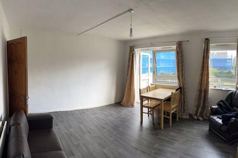 3 bedroom flat to rent, 3 Double Bed flat in Clem Attlee Court