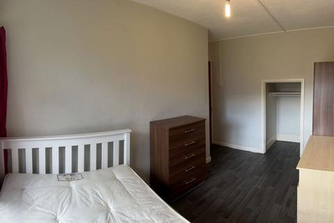 3 bedroom flat to rent, 3 Double Bed flat in Clem Attlee Court