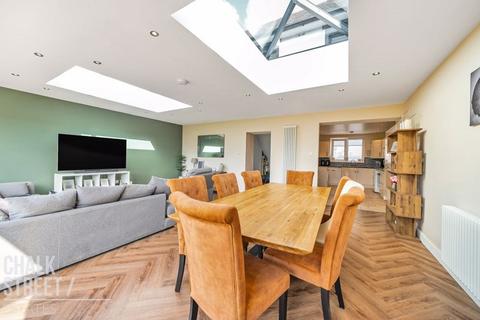 9 Howe Close, Romford, RM7 8JL