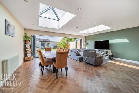 9 Howe Close, Romford, RM7 8JL