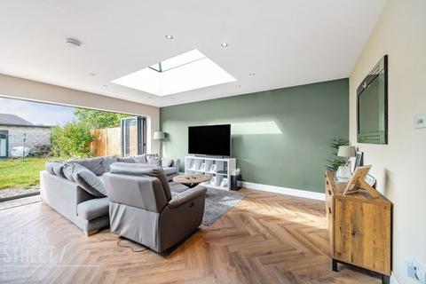 9 Howe Close, Romford, RM7 8JL