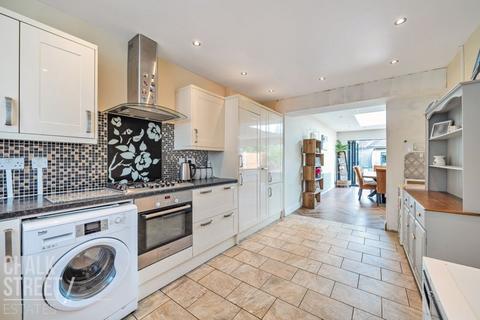 9 Howe Close, Romford, RM7 8JL