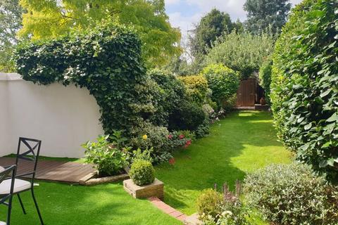 16 Mayfield Close, Thames Ditton, KT7 0AG