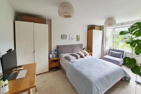 16 Mayfield Close, Thames Ditton, KT7 0AG