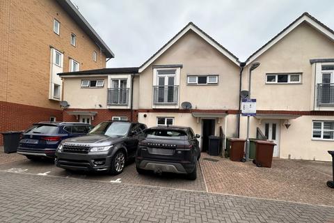 3 bedroom terraced house to rent, Whitehall Close, Borehamwood