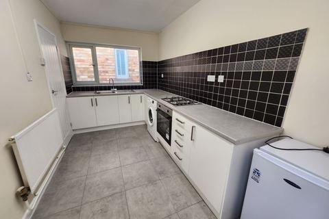 2 bedroom flat to rent, Enville Road, Kingswinford DY6