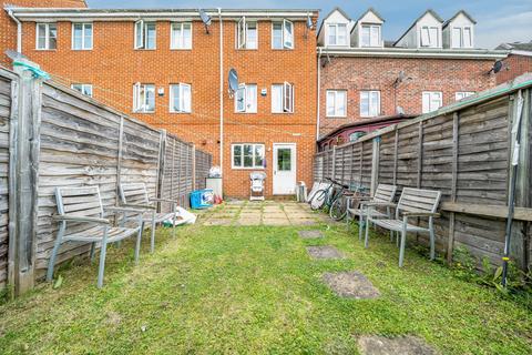 14 Rose Park Close, Hayes, UB4 9AT
