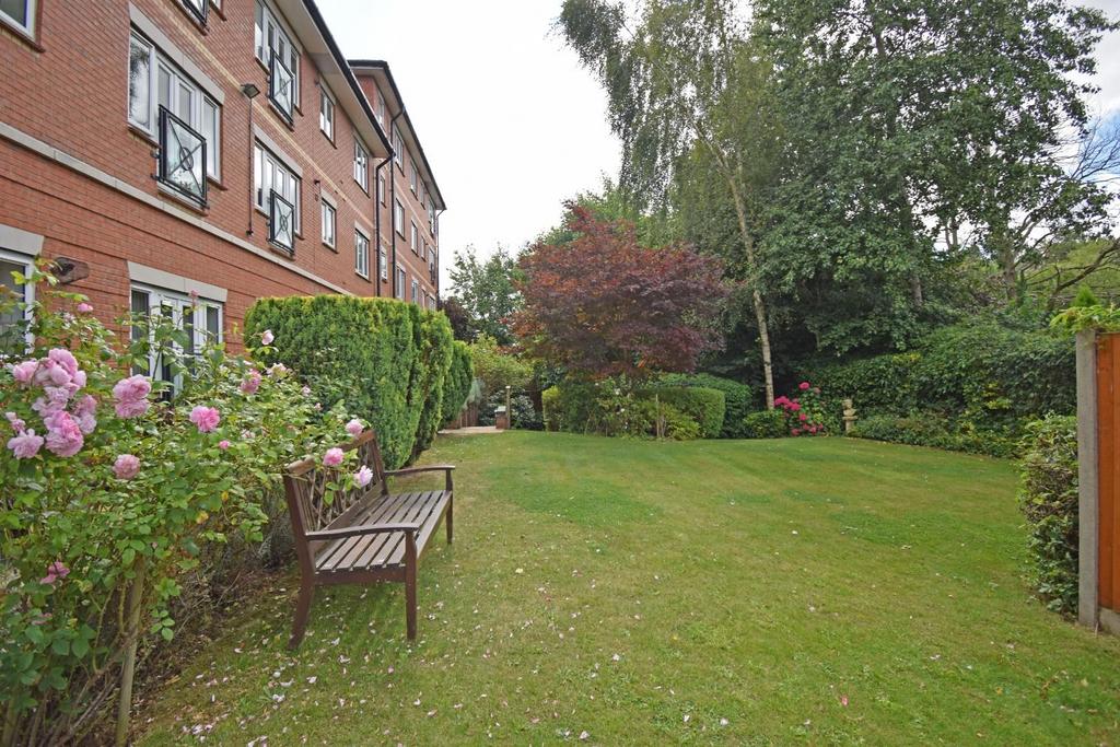 51 Brook Court, communal garden b.jpg