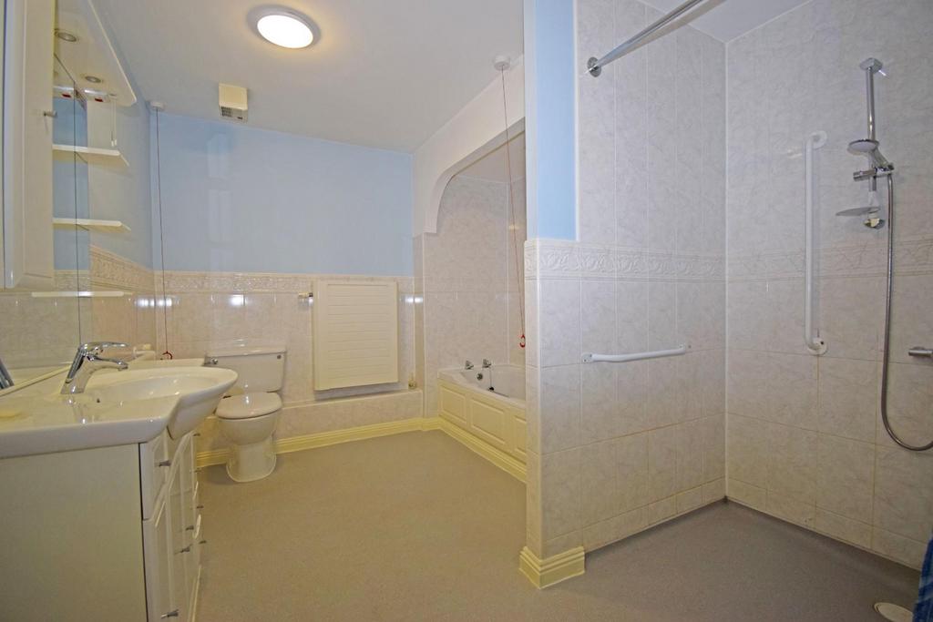 51 Brook Court, bathroom.jpg