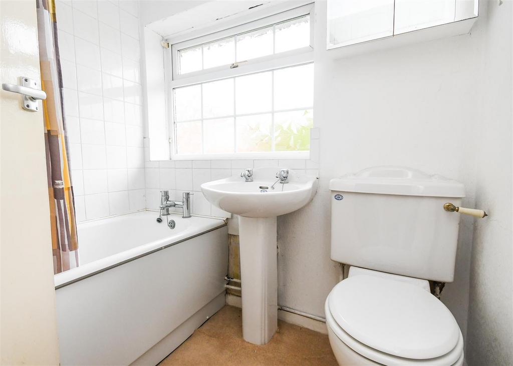 30 The Pavement -Bathroom.jpg