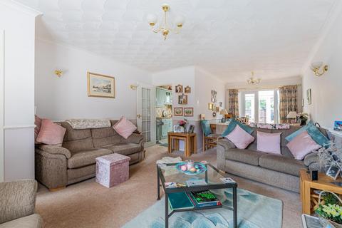 10 Barrians Way, Barry, CF62 8JG