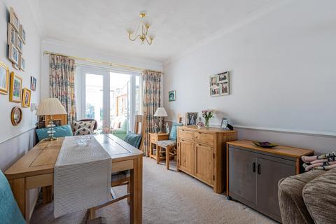 10 Barrians Way, Barry, CF62 8JG