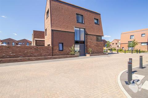 4 bedroom townhouse for sale, Caxton Way, Basildon SS14