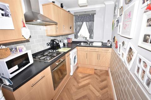 1 bedroom flat for sale, Canvey Island SS8