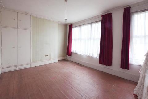 3 bedroom terraced house for sale, Squires Lane, London