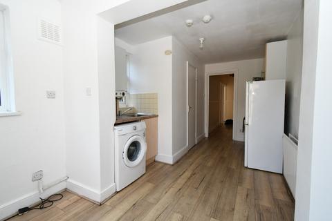 2 bedroom ground floor flat to rent, Nutfield Road, London, E15