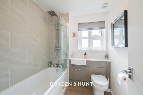 10 Orchid Close, Abridge, Romford, RM4 1DF