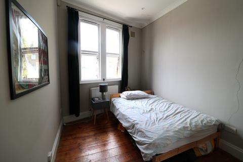 2 bedroom flat to rent, Upper Tooting Road, London SW17