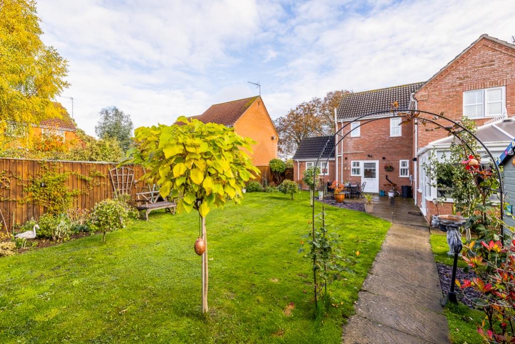 5 Richard Busby Way (Lutton)-12
