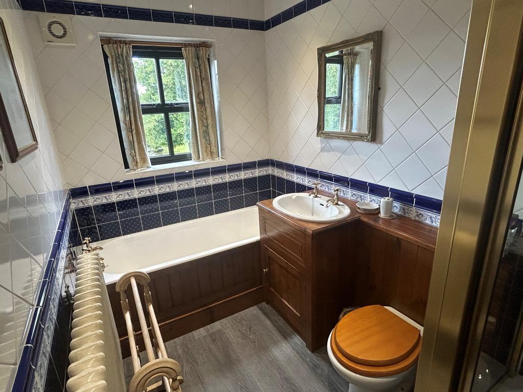 Bathroom T202408130940.jpg