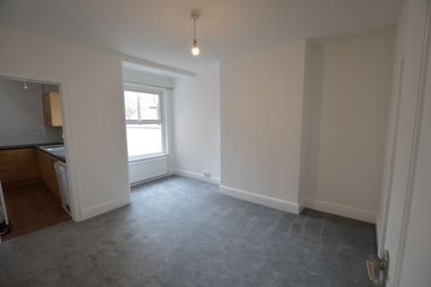 3 bedroom terraced house to rent, Lutterworth Road, Northampton, NN1