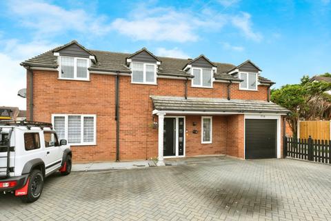 4 bedroom detached house for sale, High Road, Epping CM16