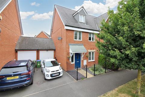 3 bedroom end of terrace house for sale, Moorcroft Lane, Aylesbury