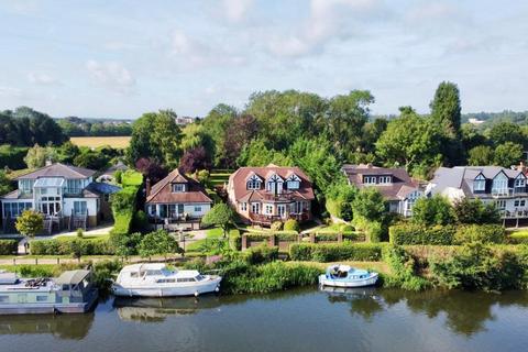 14 Riverside, Egham, TW20 0AA