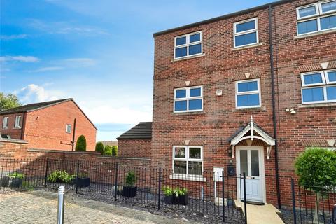 4 bedroom end of terrace house to rent, Levertons Place, Nottingham NG15